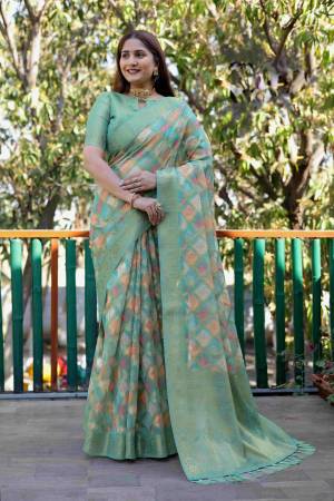 Look Pretty Wearing This Lovely Designer  Saree