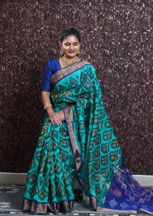 Look Pretty Wearing This Lovely Designer  Saree