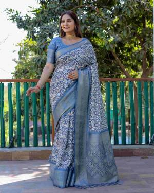 Look Pretty Wearing This Lovely Designer  Saree