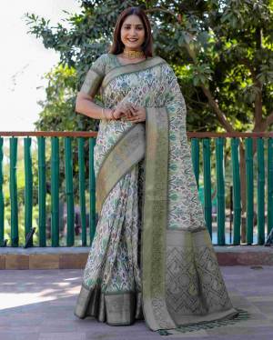 Look Pretty Wearing This Lovely Designer  Saree