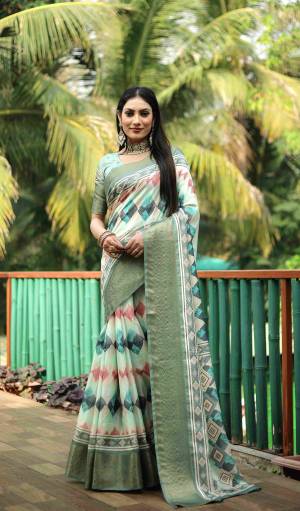 Look Pretty Wearing This Lovely Designer  Saree