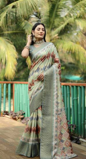 Look Pretty Wearing This Lovely Designer  Saree