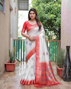 Look Pretty Wearing This Lovely Designer  Saree