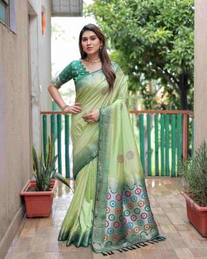 Look Pretty Wearing This Lovely Designer  Saree