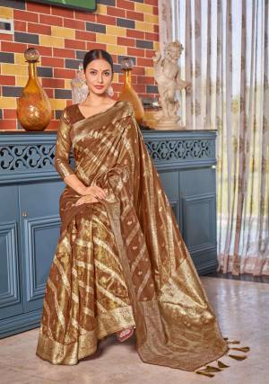 Look Pretty Wearing This Lovely Designer  Saree