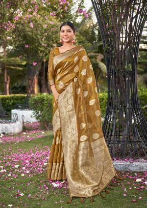 Look Pretty Wearing This Lovely Designer  Saree