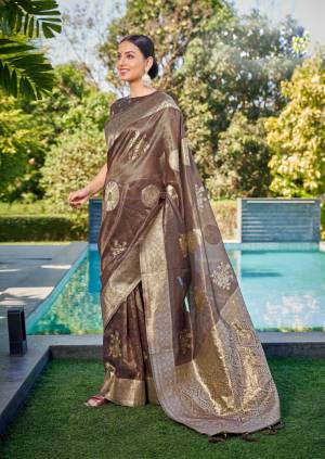 Look Pretty Wearing This Lovely Designer  Saree