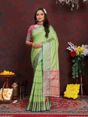 Look Pretty Wearing This Lovely Designer  Saree