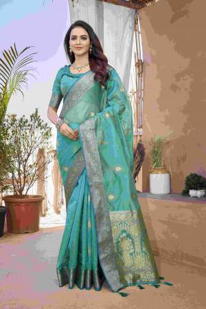 Look Pretty Wearing This Lovely Designer  Saree