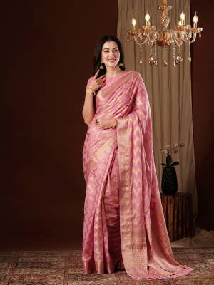 Look Pretty Wearing This Lovely Designer   Saree