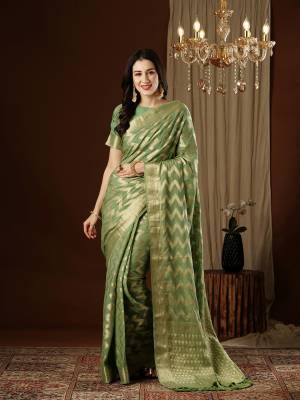 Look Pretty Wearing This Lovely Designer   Saree