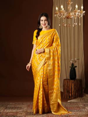 Look Pretty Wearing This Lovely Designer   Saree