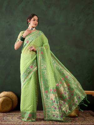 Look Pretty Wearing This Lovely Designer  Saree