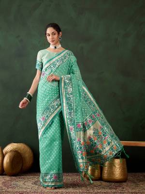 Look Pretty Wearing This Lovely Designer  Saree