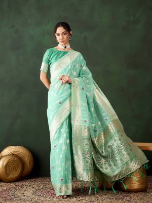 Look Pretty Wearing This Lovely Designer  Saree