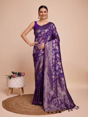 Look Pretty Wearing This Lovely Designer  Saree