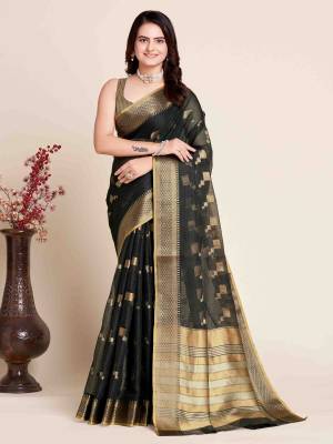 Look Pretty Wearing This Lovely Designer  Saree