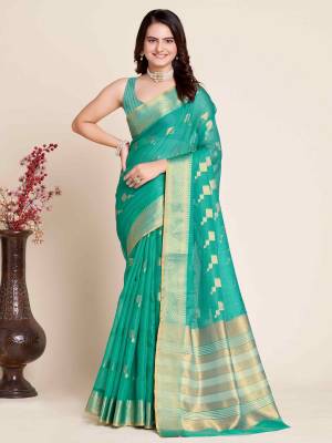 Look Pretty Wearing This Lovely Designer  Saree