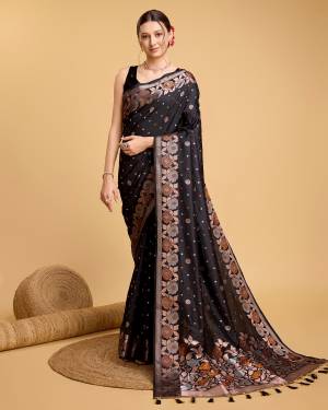 Look Pretty Wearing This Lovely Designer  Saree