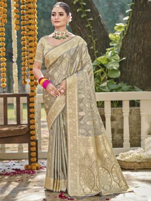 Look Pretty Wearing This Lovely Designer  Saree