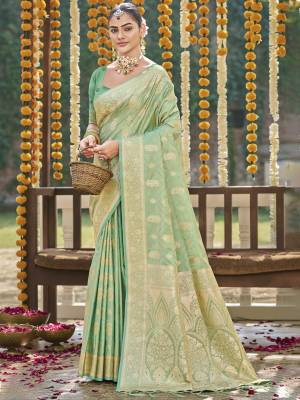 Look Pretty Wearing This Lovely Designer  Saree