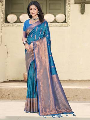 Look Pretty Wearing This Lovely Designer  Saree