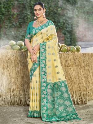 Look Pretty Wearing This Lovely Designer  Saree