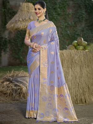 Look Pretty Wearing This Lovely Designer  Saree