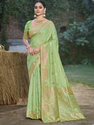 Look Pretty Wearing This Lovely Designer  Saree