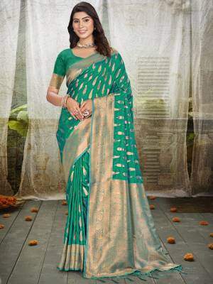 Look Pretty Wearing This Lovely Designer  Saree