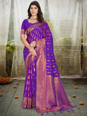 Look Pretty Wearing This Lovely Designer  Saree