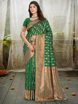 Look Pretty Wearing This Lovely Designer  Saree