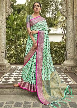 Look Pretty Wearing This Lovely Designer Saree