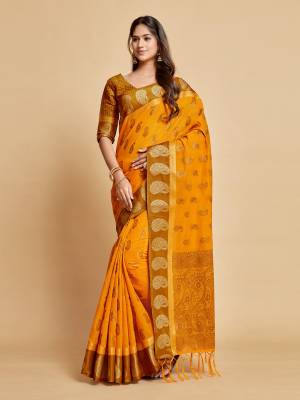 Look Pretty Wearing This Lovely Designer Saree