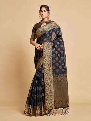 Look Pretty Wearing This Lovely Designer Saree