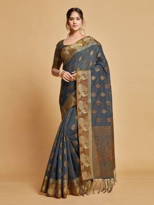 Look Pretty Wearing This Lovely Designer Saree