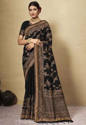 Look Pretty Wearing This Lovely Designer Saree