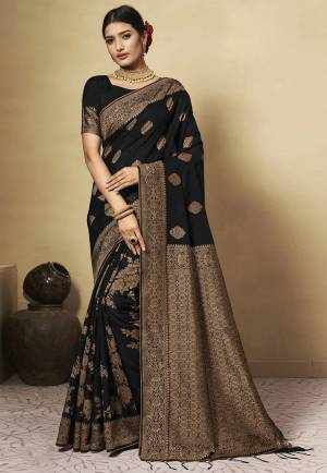 Look Pretty Wearing This Lovely Designer Saree