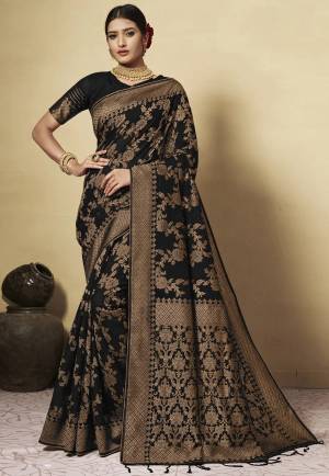 Look Pretty Wearing This Lovely Designer Saree