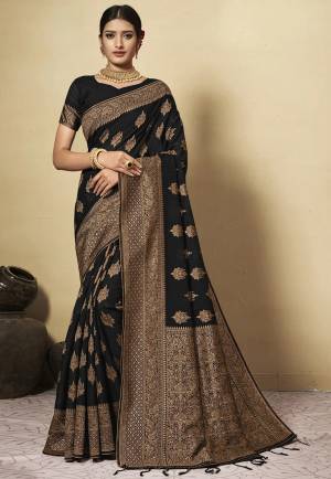 Look Pretty Wearing This Lovely Designer Saree