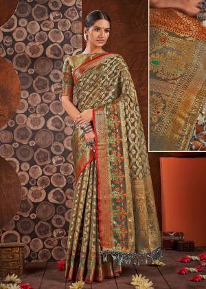 Look Pretty Wearing This Lovely Designer Saree