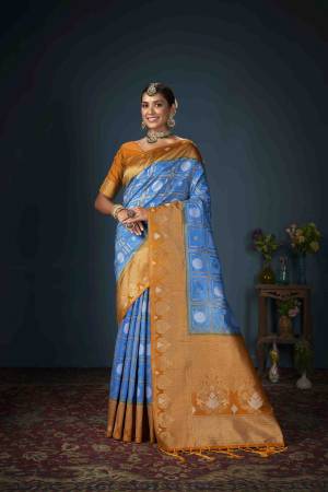 Look Pretty Wearing This Lovely Designer Saree