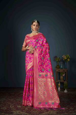 Look Pretty Wearing This Lovely Designer Saree