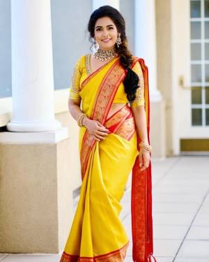 Look Pretty Wearing This Lovely Designer  Saree