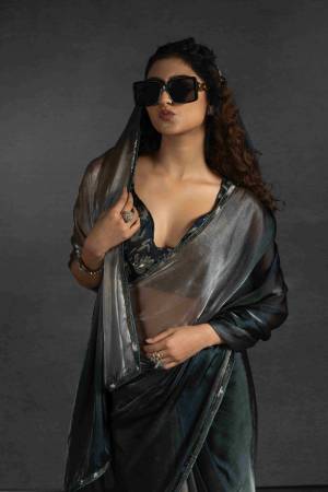 Look Pretty Wearing This Lovely Designer  Saree